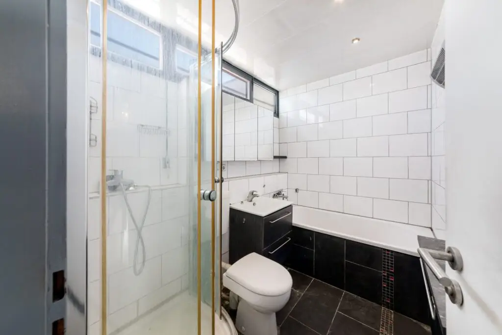 Badezimmer Dusche & Badewanne
