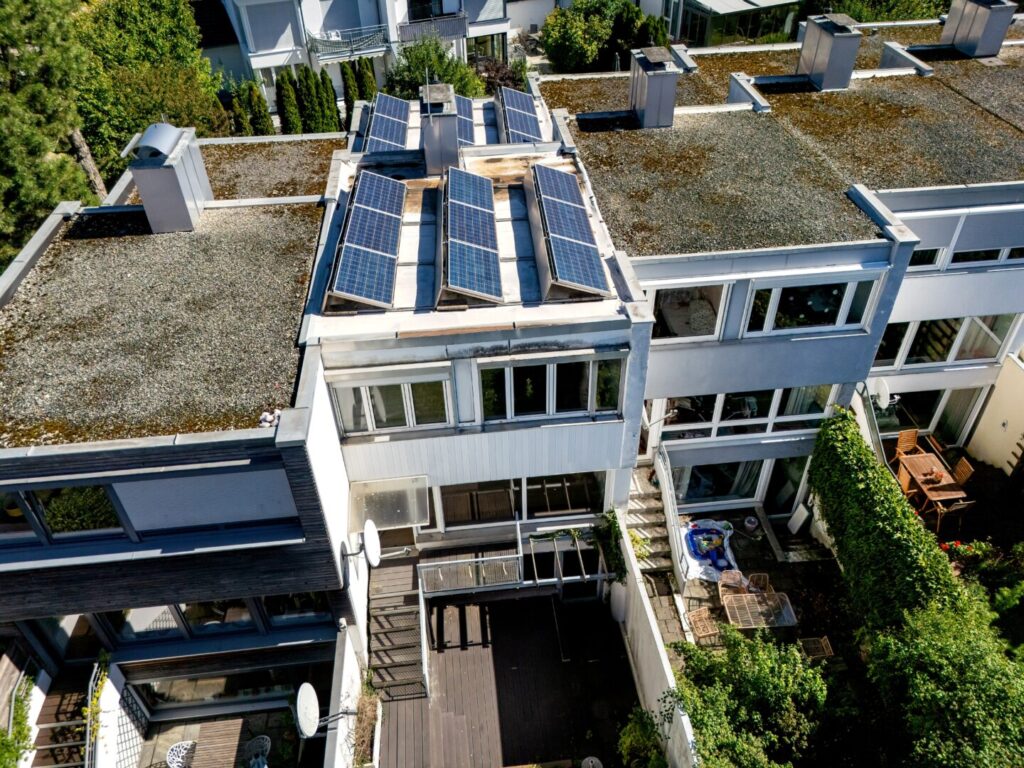 Außenansicht mit Solarpanelen